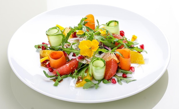 Talerz z kolorowym daniem