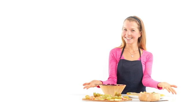 Uśmiechnięta osoba przygotowująca posiłek